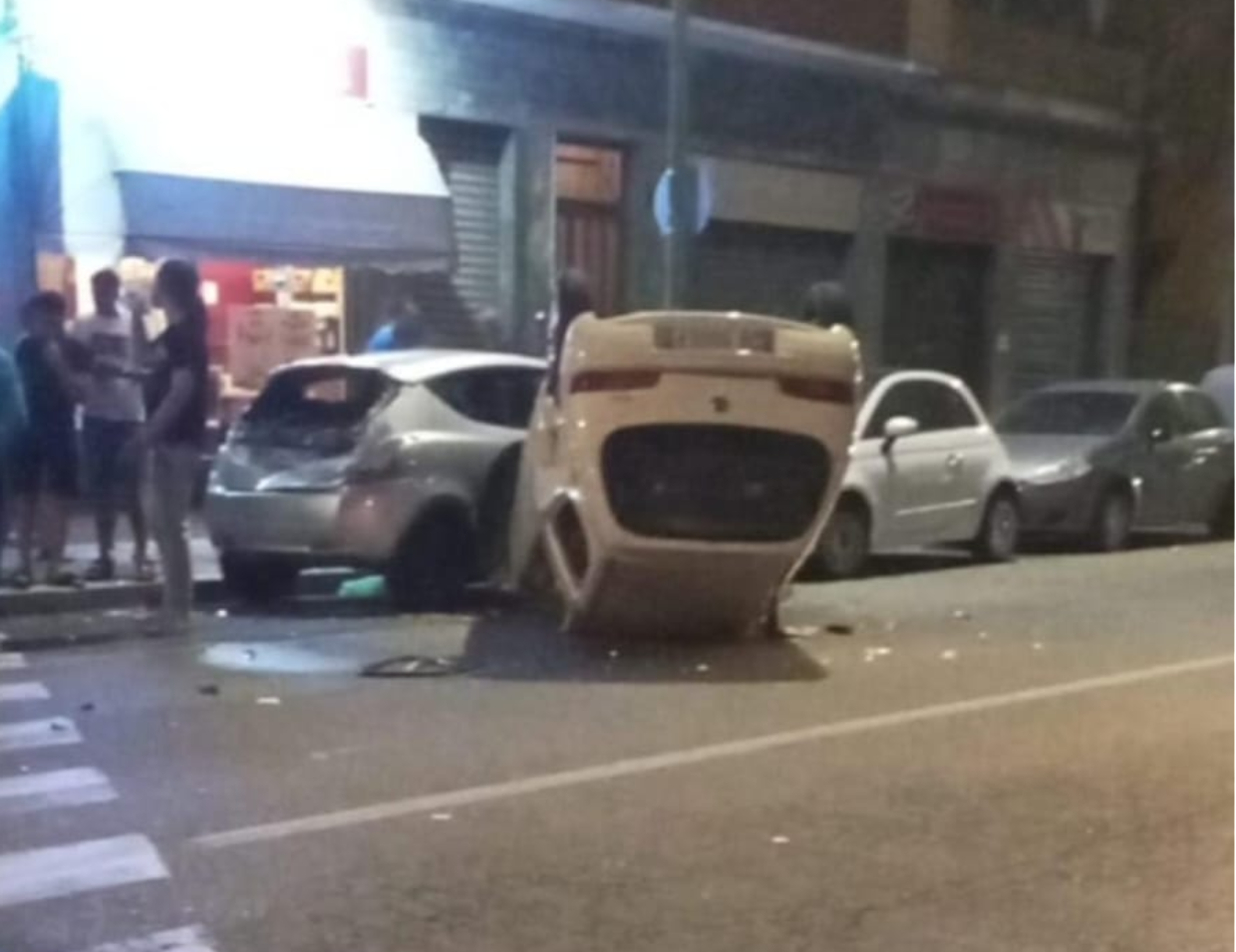 Ubriaco alla guida si schianta contro un'auto parcheggiata