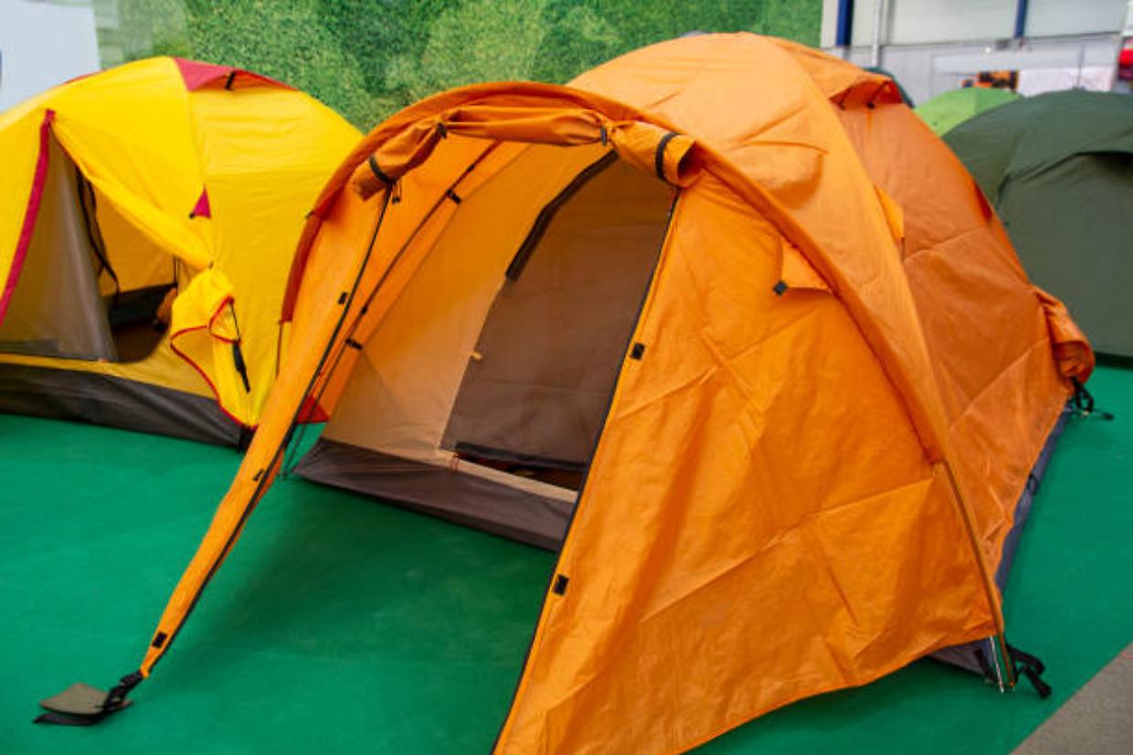 Ruba una tenda da campeggio e viene arrestato dopo un inseguimento