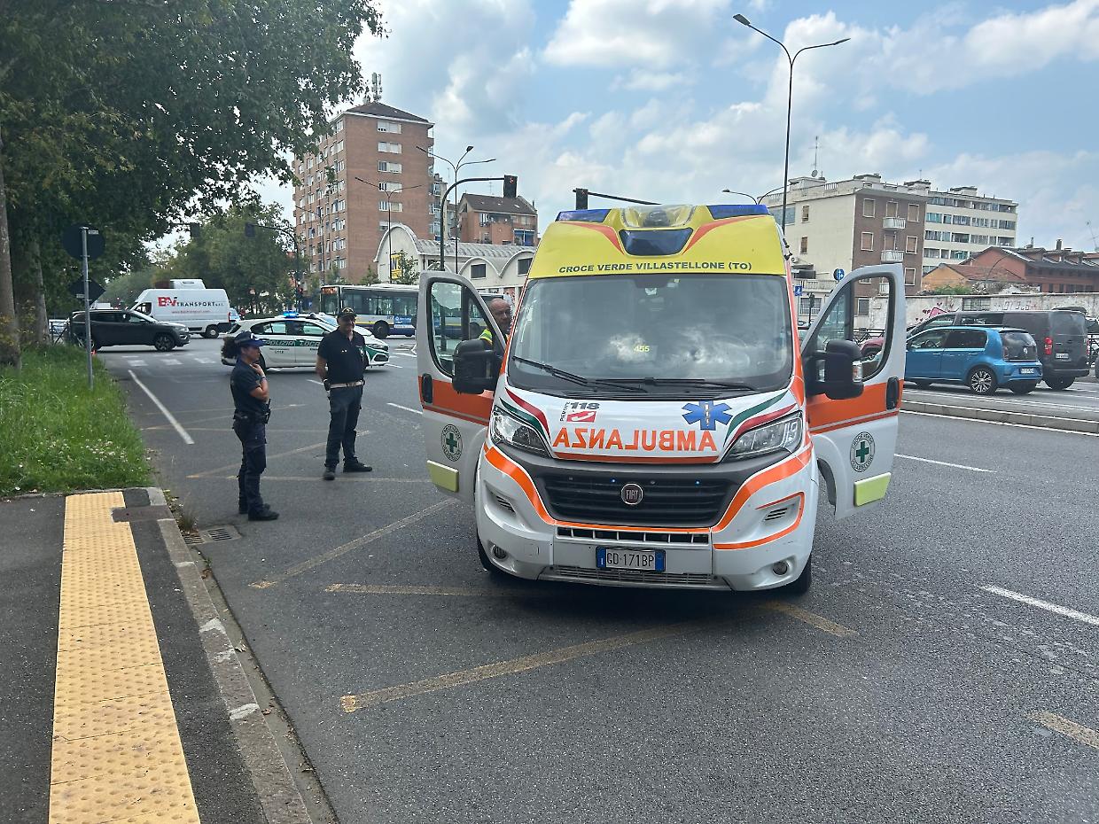 Investita e trascinata da un’auto: una signora di 60 anni è gravissima