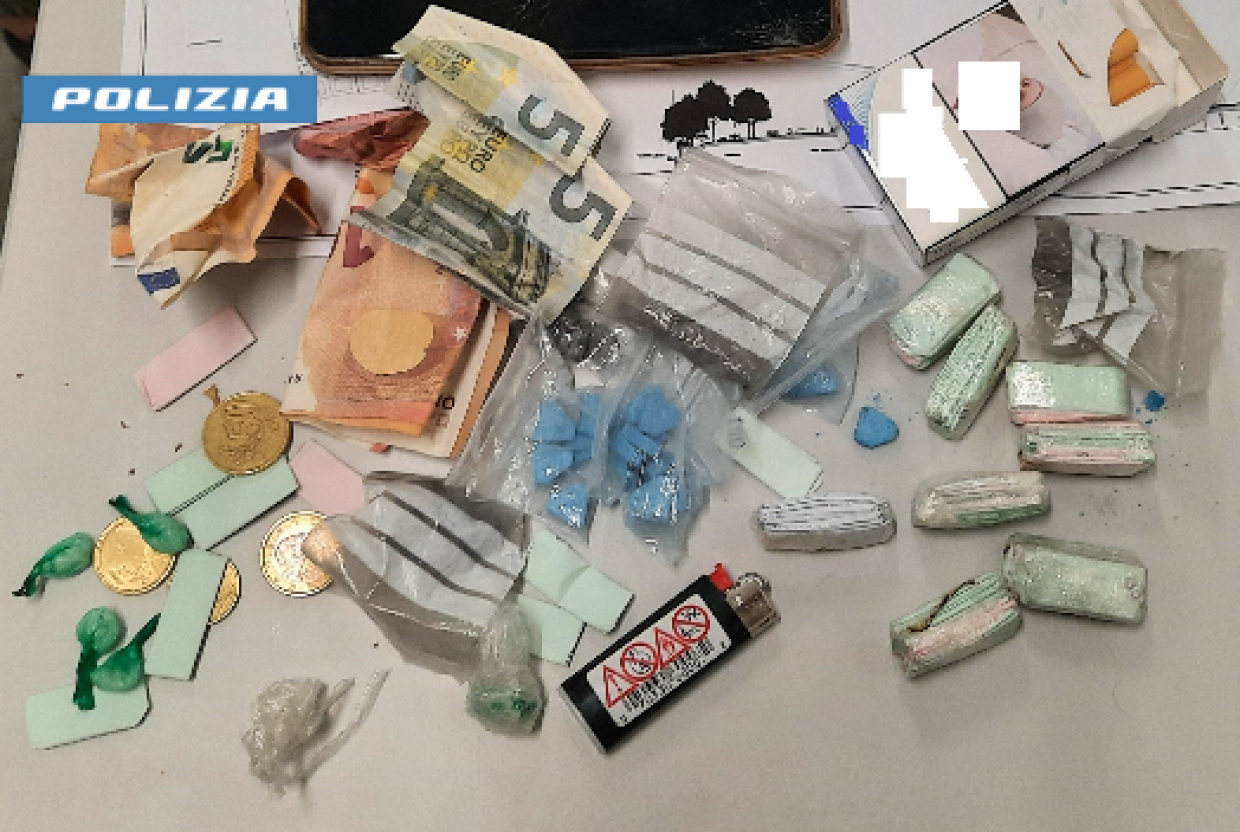 La droga e i soldi sequestrati dalla polizia al Kappa