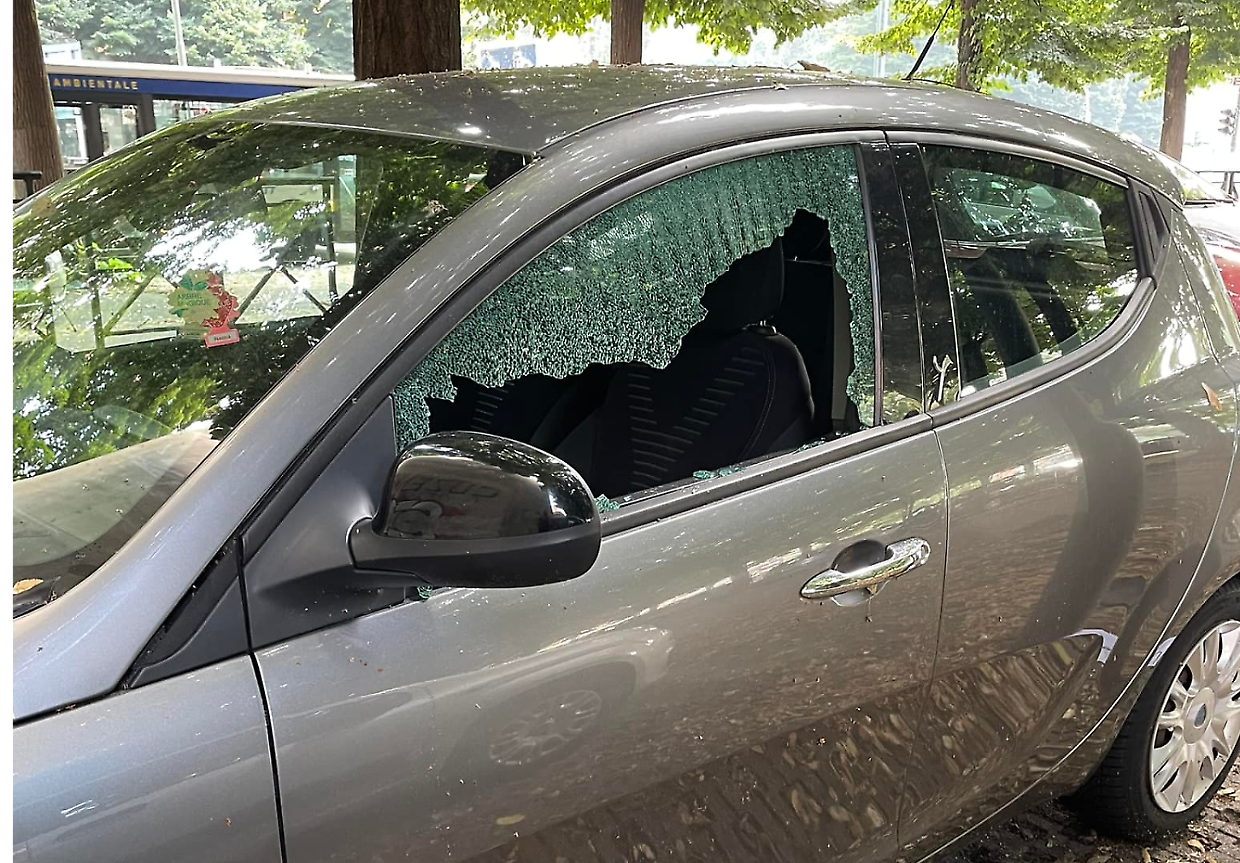 Un'auto vandalizzata in corso Maroncelli