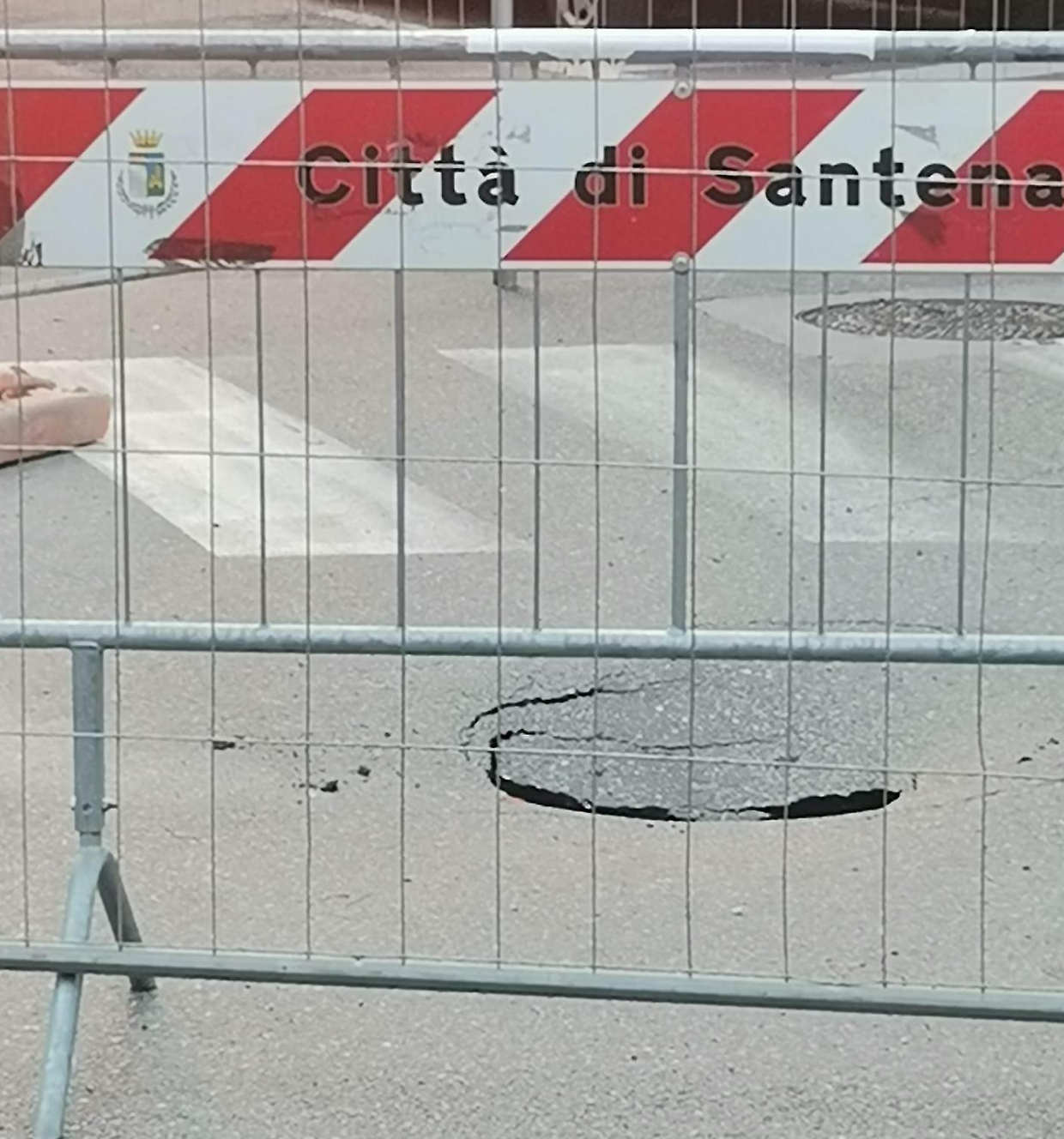 La strada è a rischio cedimento, via alla chiusura per controlli