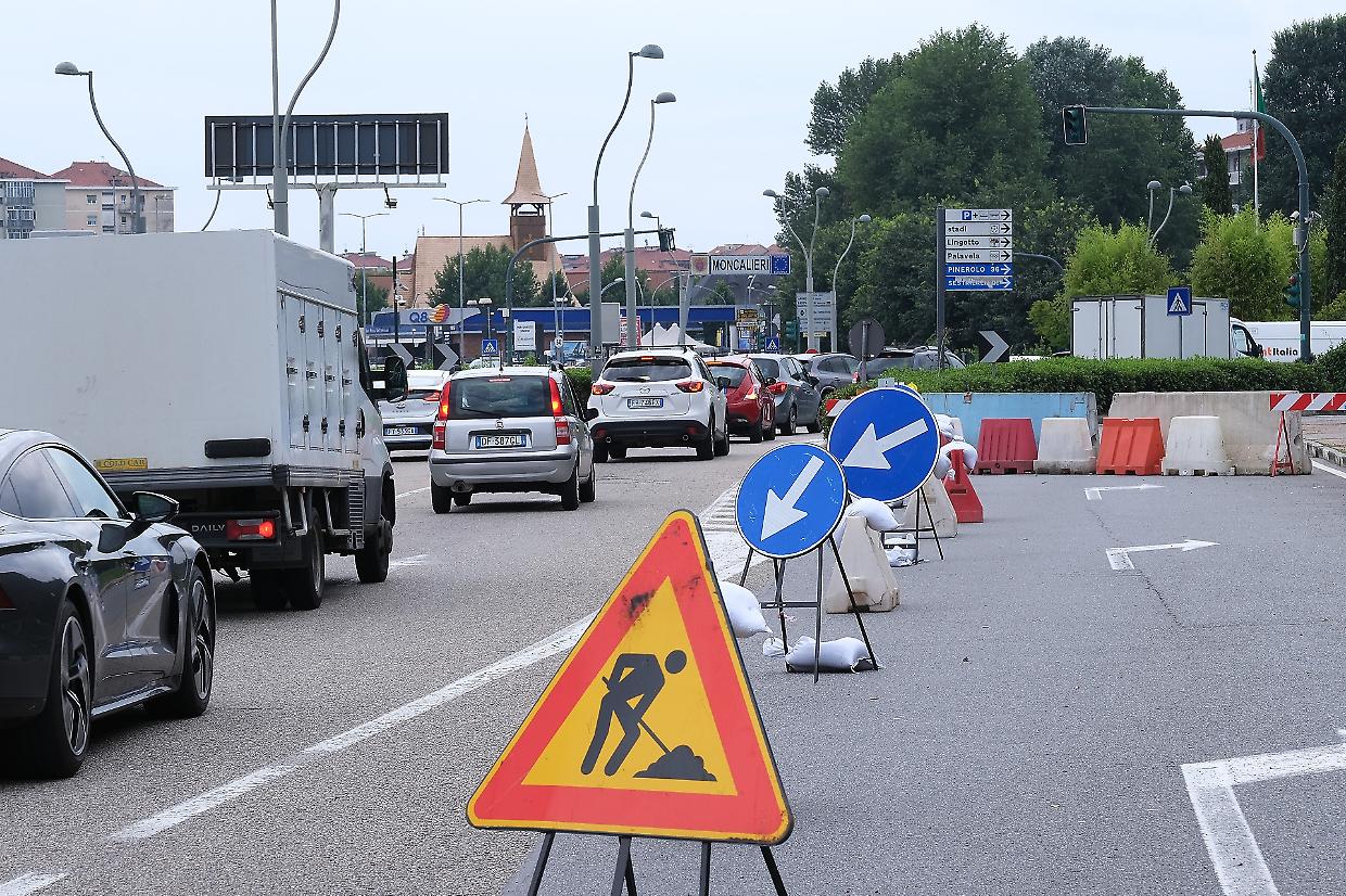 Voragine, sottopasso e idropolitana: corso Unità nella morsa del traffico