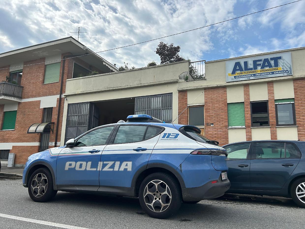 Tenta di buttarsi dal terrazzo ma viene salvata dagli operai della fabbrica accanto