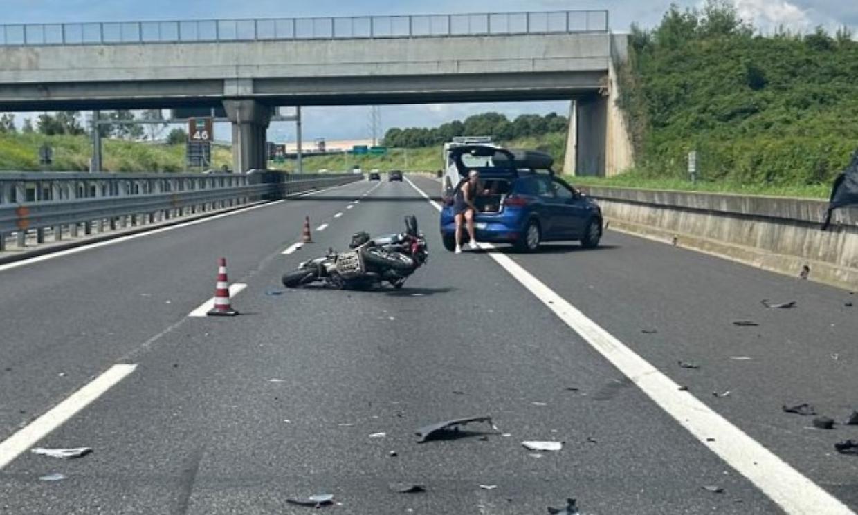 Si scontrano con un furgone in autostrada: paura per due motociclisti 
