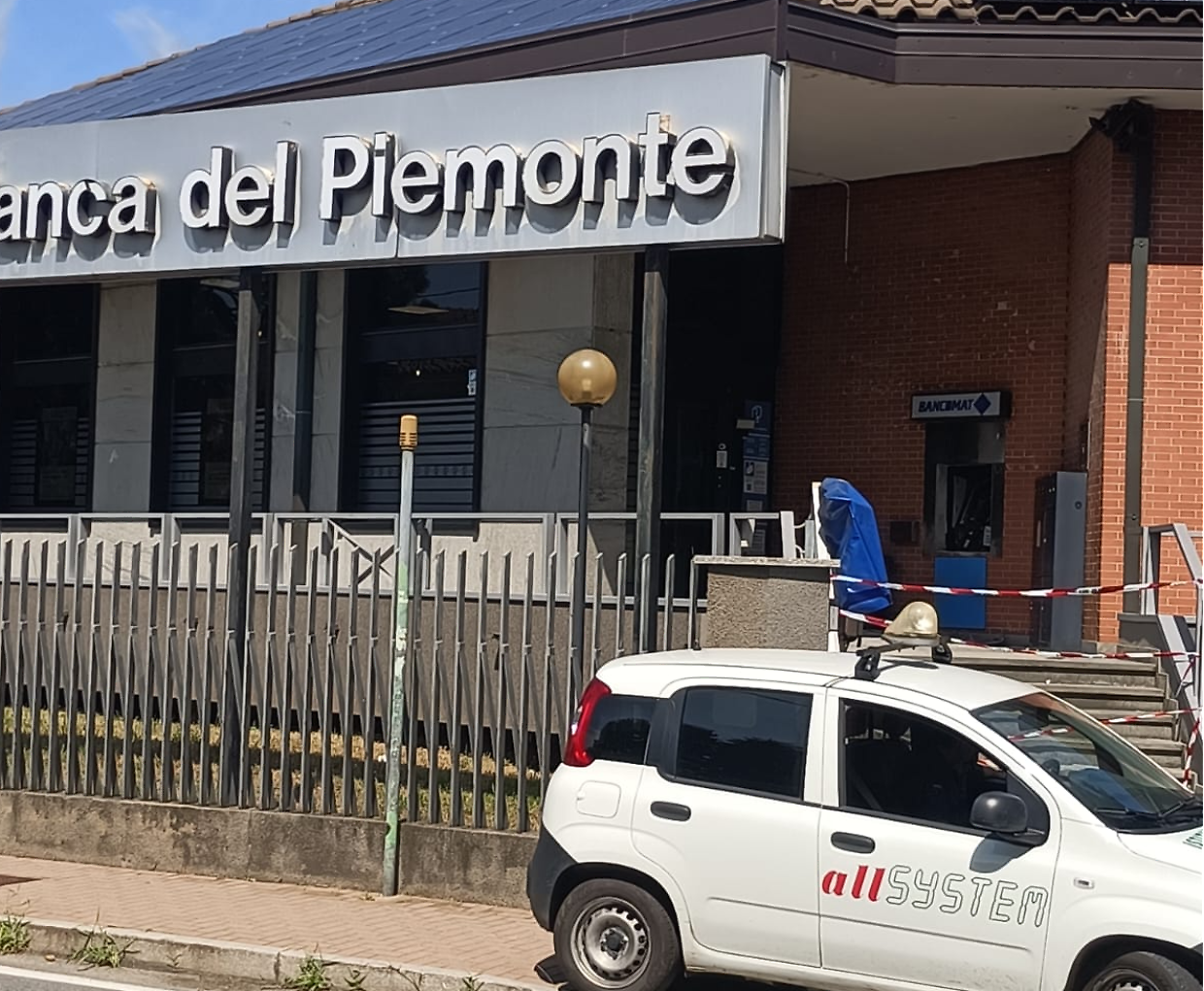 Fanno saltare in aria lo sportello del bancomat e si portano via tutti i soldi
