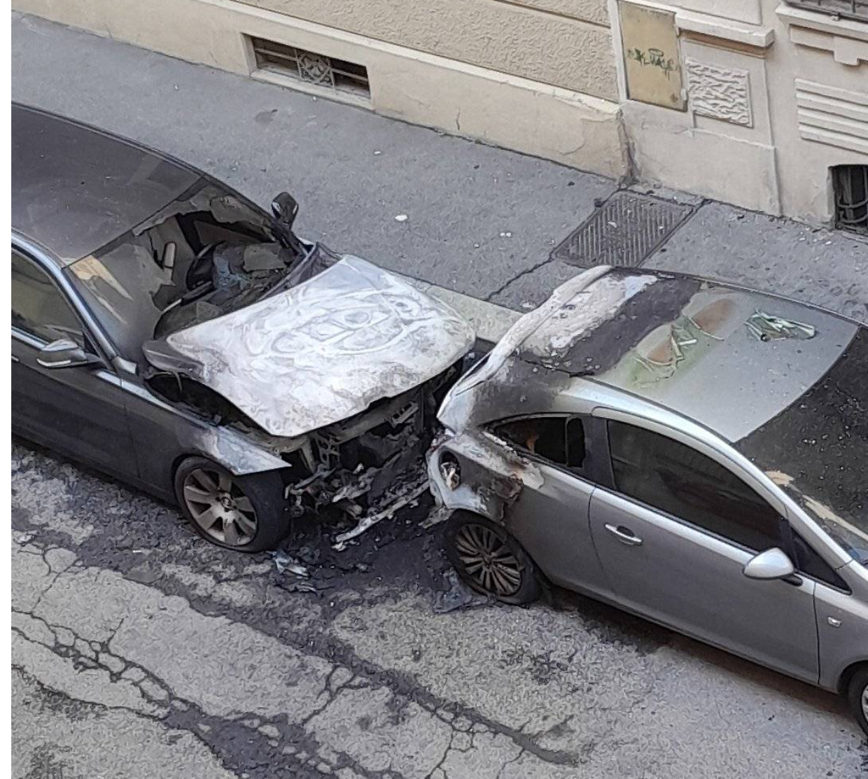 Misterioso incendio, vanno a fuoco di notte due auto parcheggiate