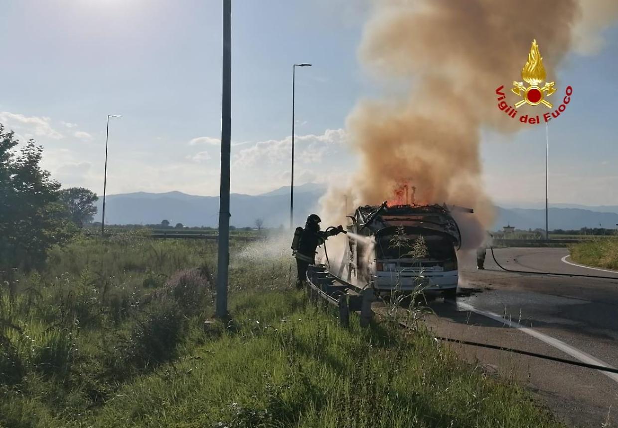Camper incendiato sulla strada per Sestriere: decisivo l'intervento immediato dei pompieri