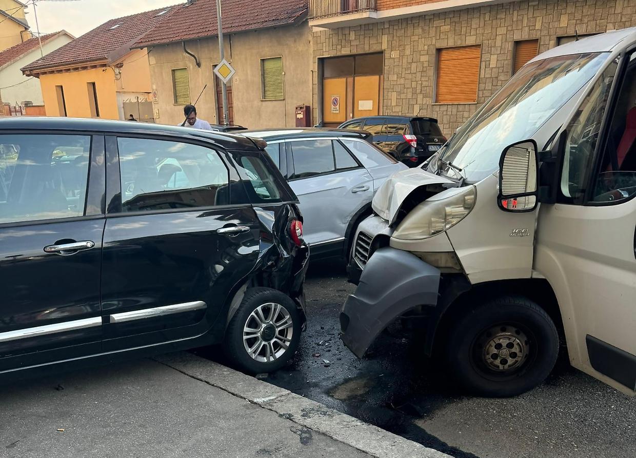 Carambola da paura fra cinque auto: tre feriti e danni a un palazzo 