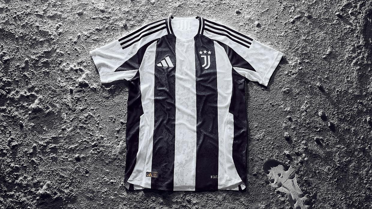 Juventus, c'è la maglietta ma senza lo sponsor: ecco da quanto non accadeva...