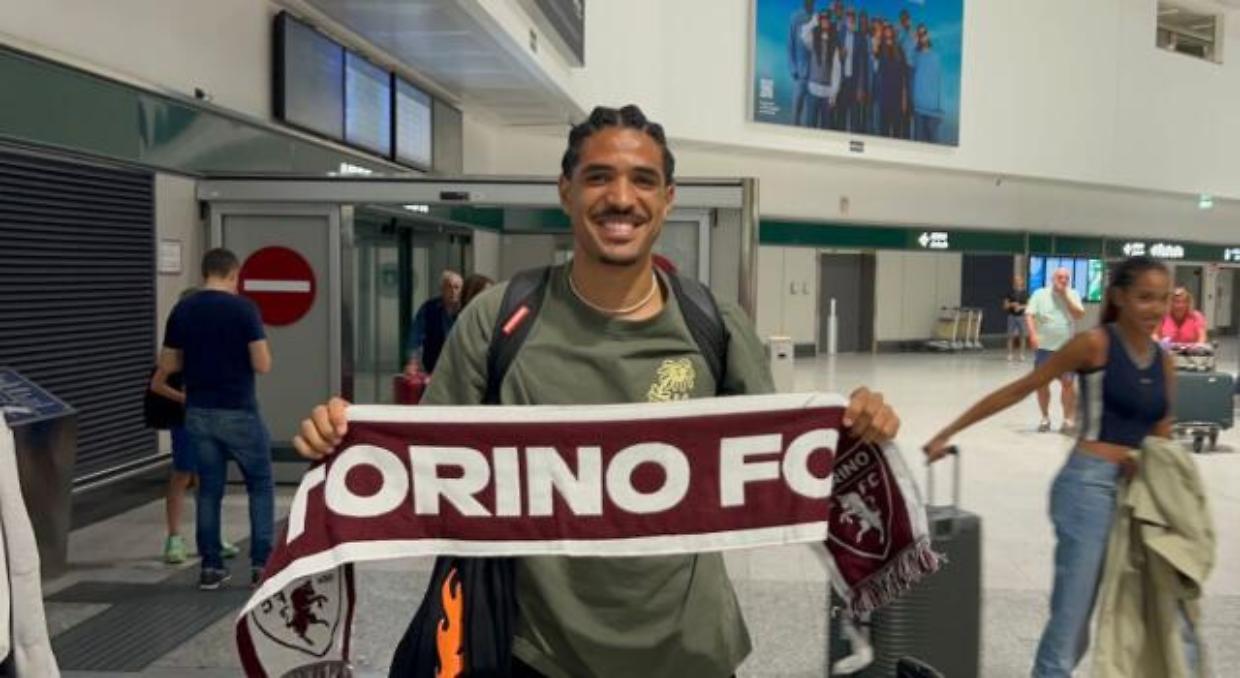 L'arrivo di un sorridente Saul Coco con la sciarpa del Toro