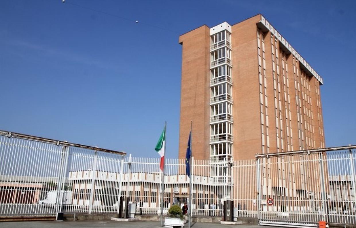 La protesta degli agenti penitenziari: "Stiamo rischiando la vita tutti i giorni"