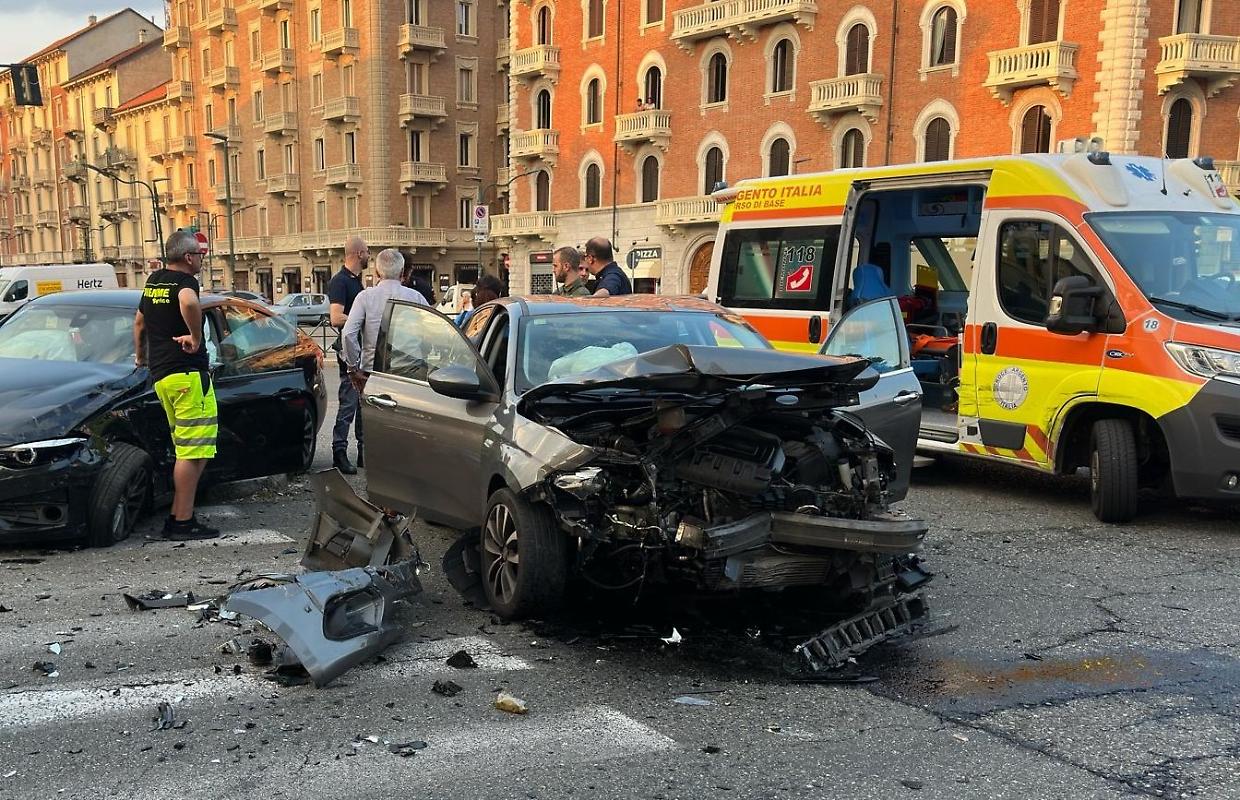 Tre feriti nello schianto fra due auto. Abbattuto anche un semaforo