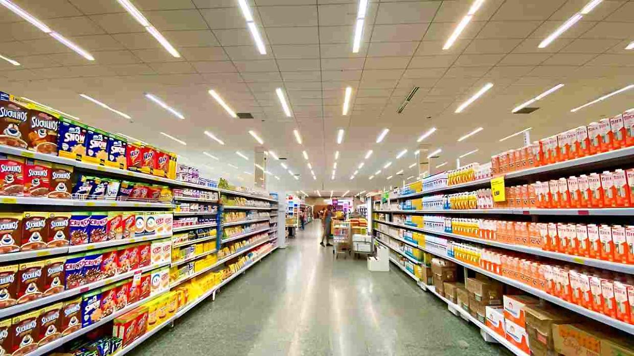 Torino, si rifugia in un supermercato per scampare una rapina: la polizia lo arresta 