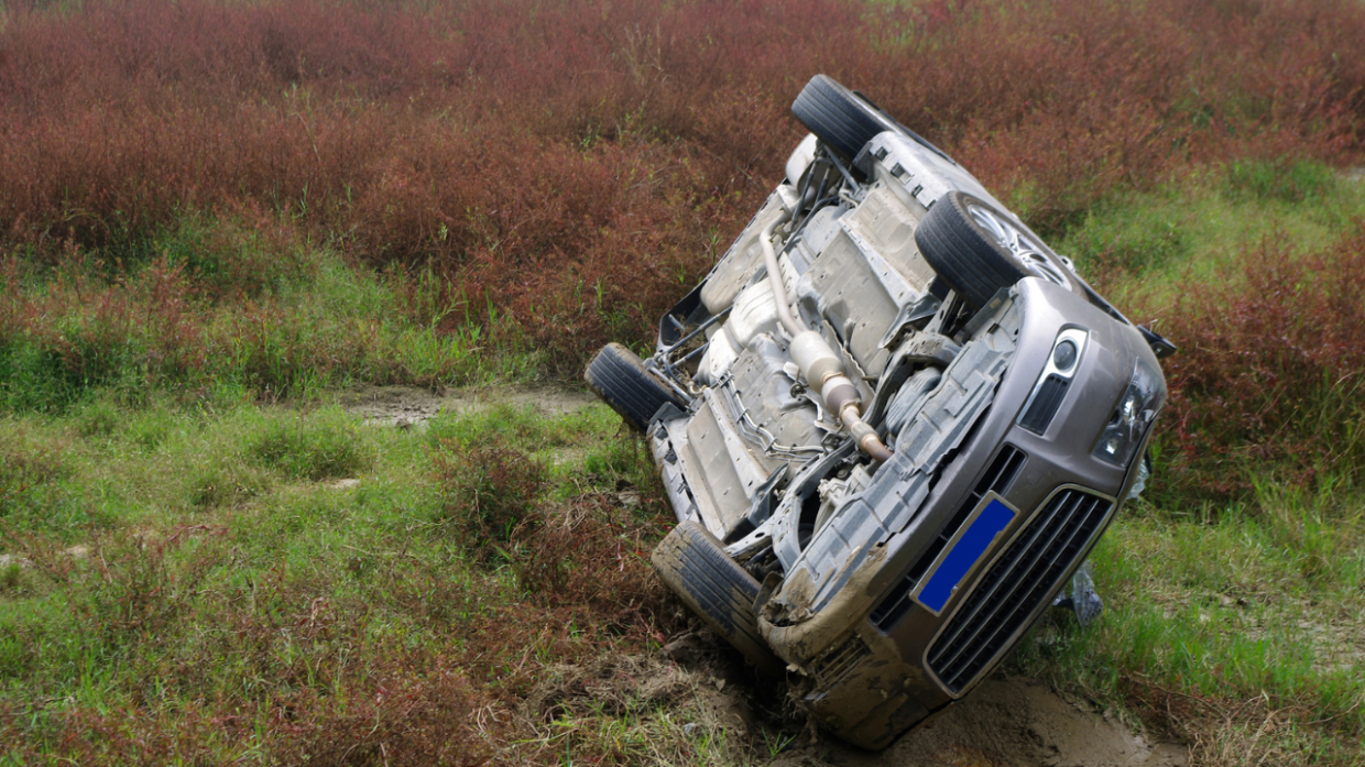 Tragedia sfiorata a Lessolo: auto si ribalta sulla provinciale 69