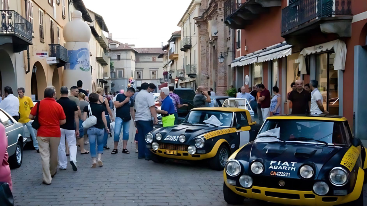 "Motori sotto le stelle": una sfilata notturna di leggende a quattro ruote, tra vetture d’epoca e moderne icone del rally