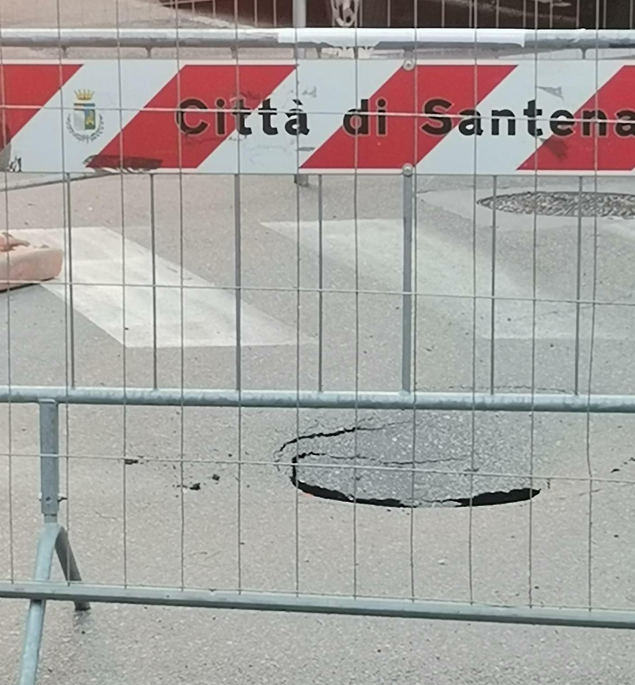 Dopo il cedimento strutturale, riapre al traffico via Cavour