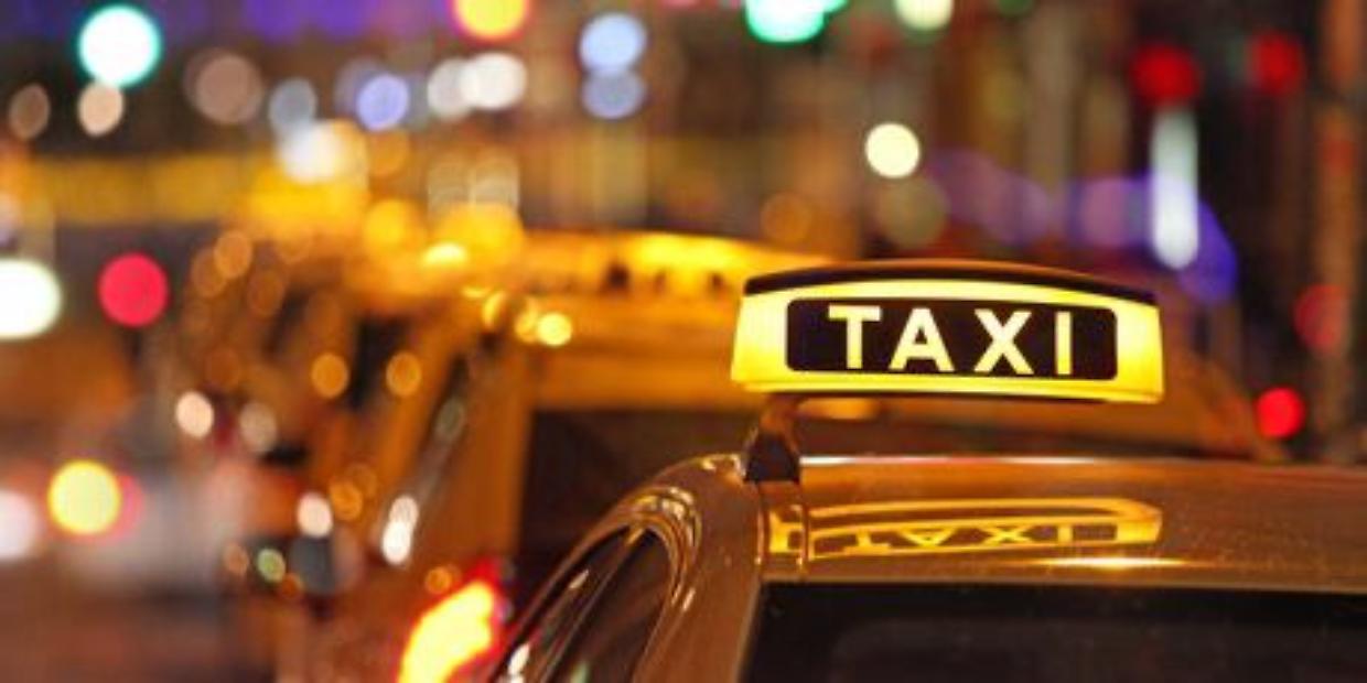 Fiocco rosa sul taxi: Anastasia nasce in piazza