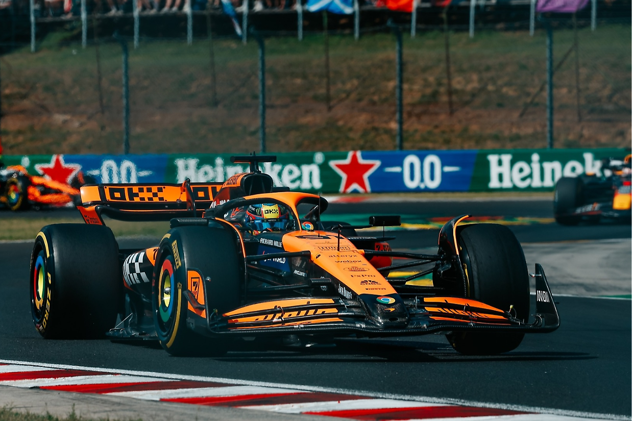 Doppietta McLaren al Gp di Ungheria: Piastri trionfa davanti a Norris ma la vera impresa la fa Hamilton (ancora una volta), ecco perché...