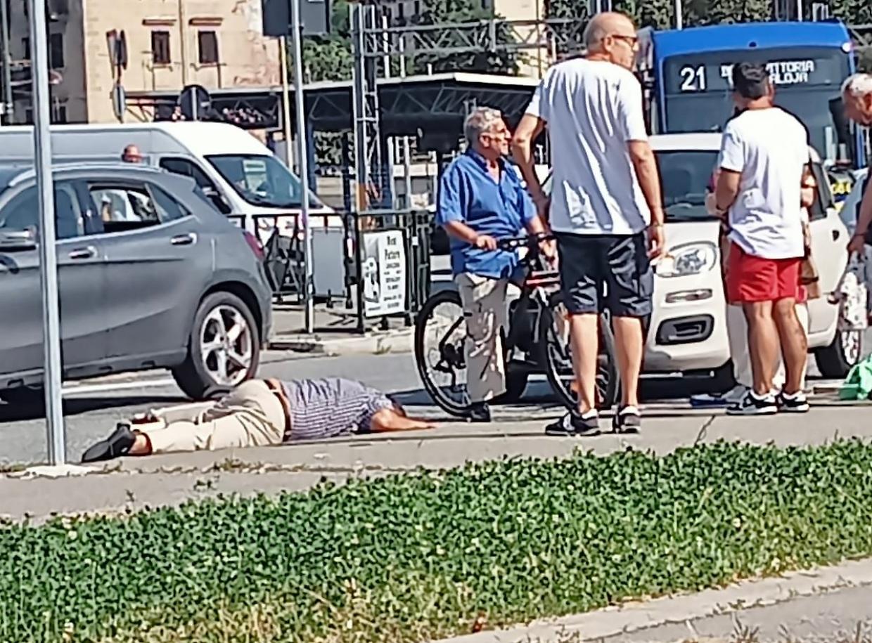 Piazza Baldissera, auto contro monopattino: un ferito e traffico in tilt