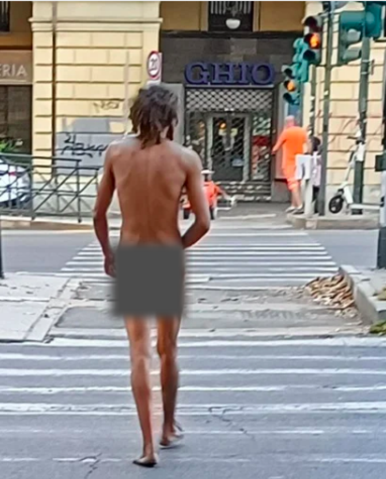 Uomo completamente nudo urla e disturba i passanti in corso Vittorio Emanuele