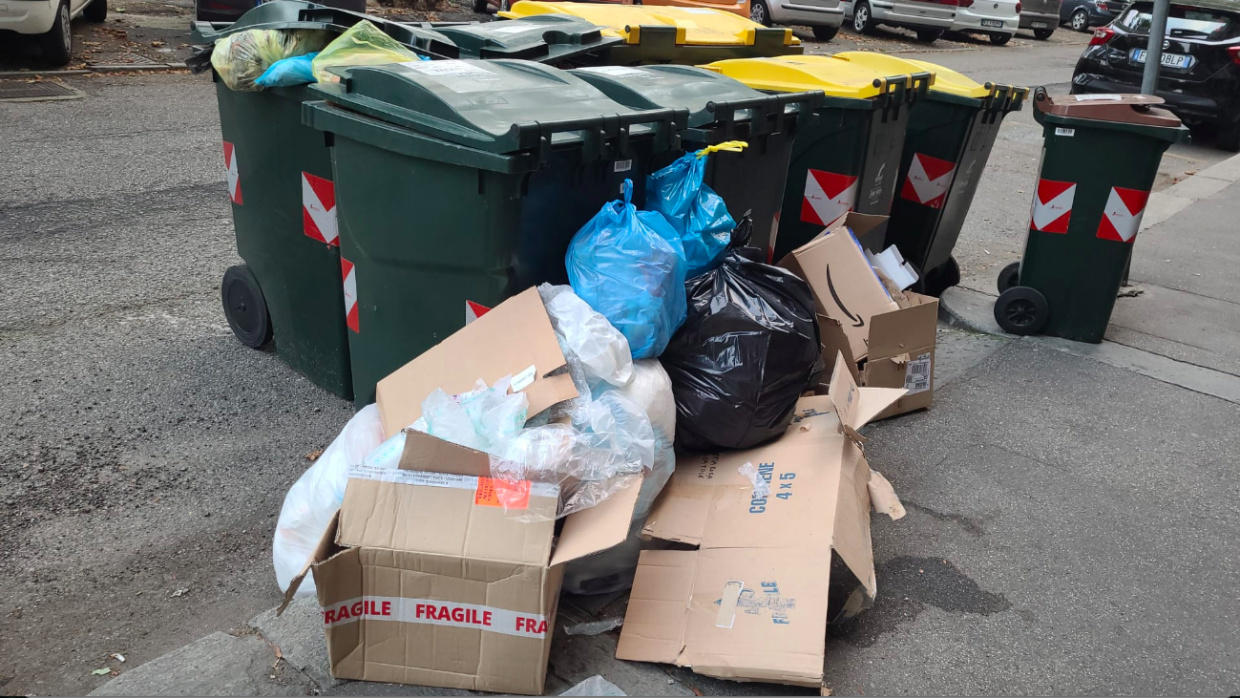 Emergenza rifiuti in corso Unione Sovietica: "Da oltre 15 giorni non passano a raccoglierli"