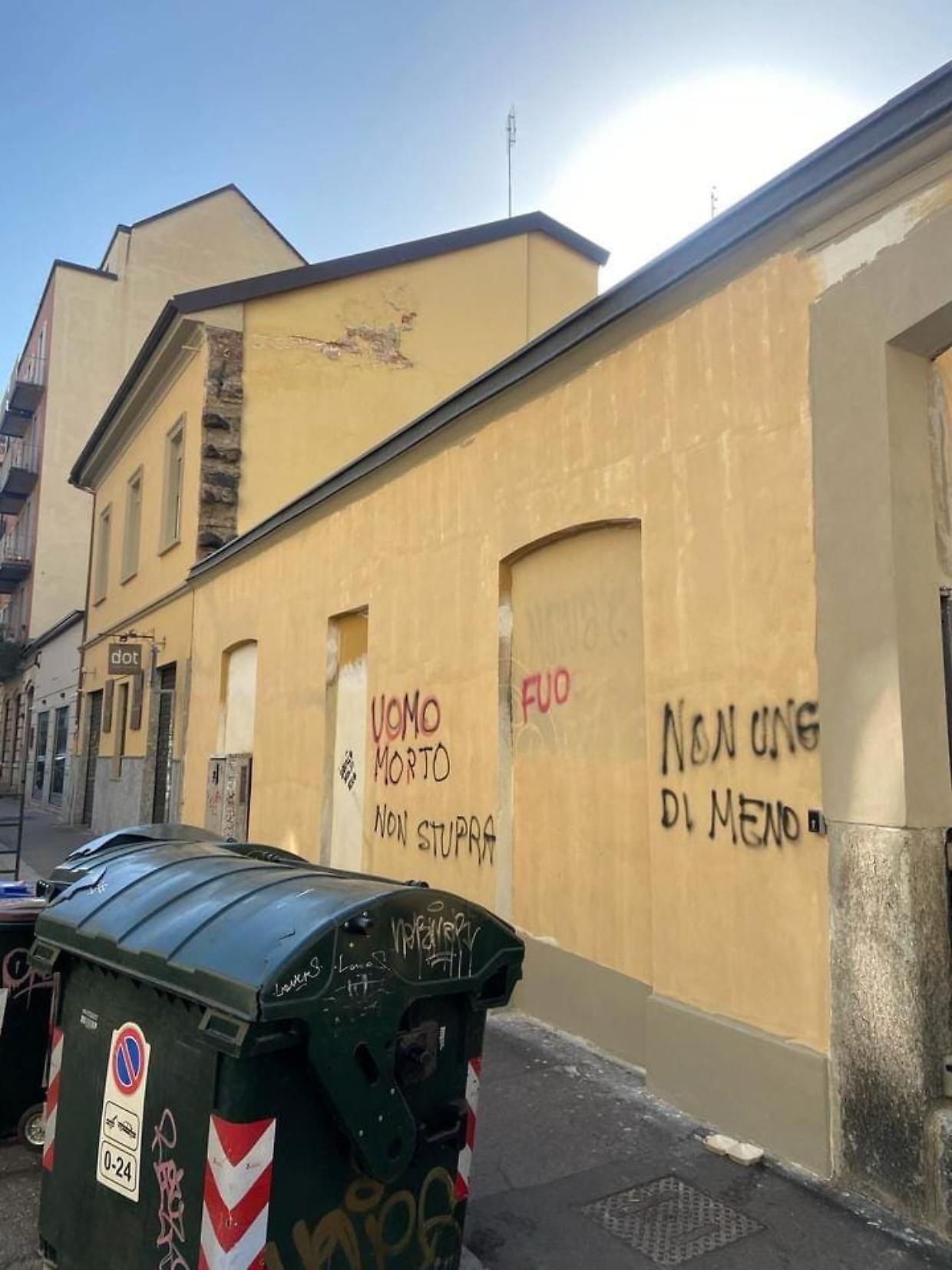 Muro ripulito e subito vandalizzato in via Sant'Ottavio: la frustrazione dei residenti