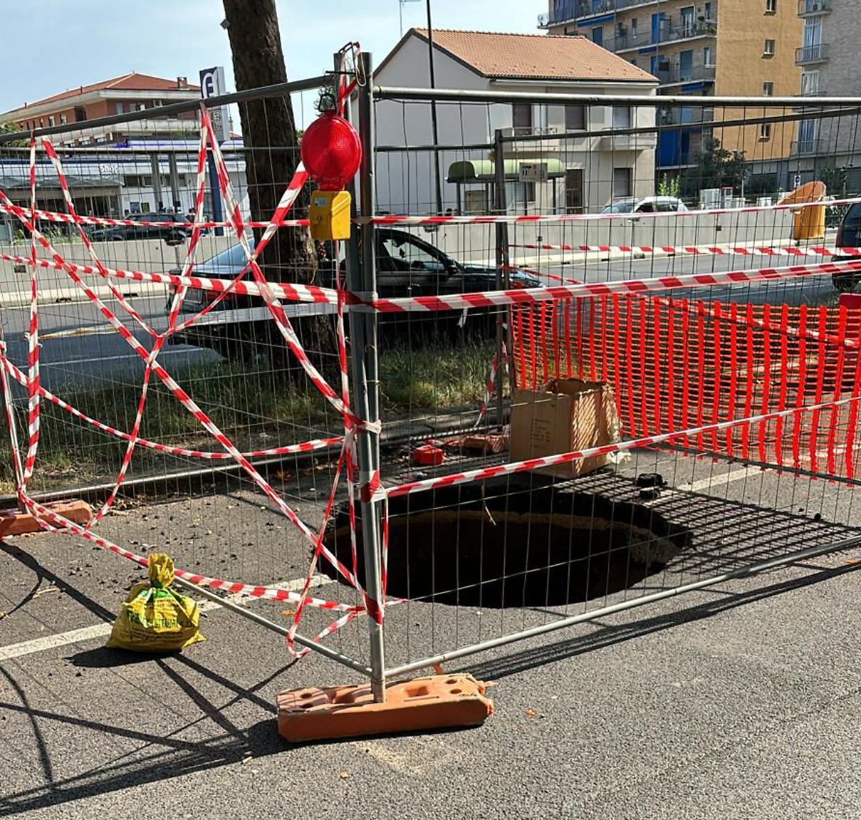 Voragine in  corso Grosseto, la Circoscrizione al Comune: «Commercio penalizzato»