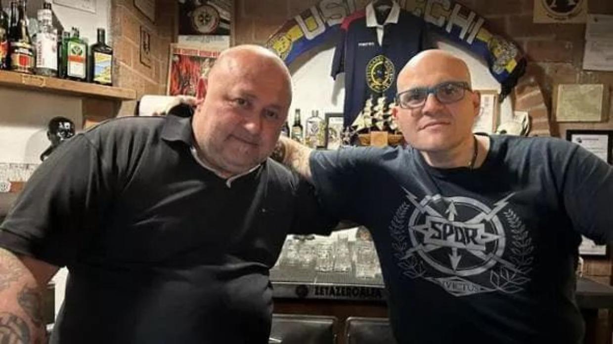 Identificati tutti gli aggressori che sabato sera hanno colpito il giornalista fuori dall'Asso di bastoni 