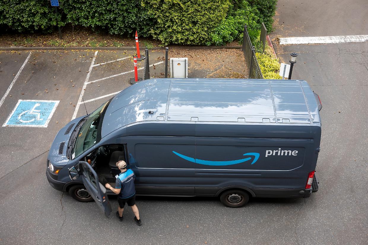 «Corriere come pecore»: così Amazon sfrutta i lavoratori e porta via milioni allo Stato
