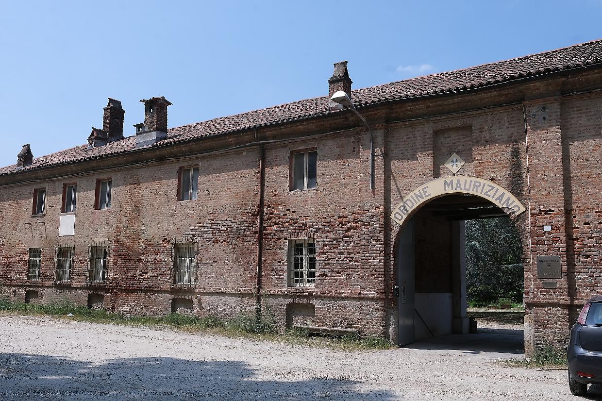 Arrivano i due sposi ma la porta è chiusa. E il matrimonio deve traslocare