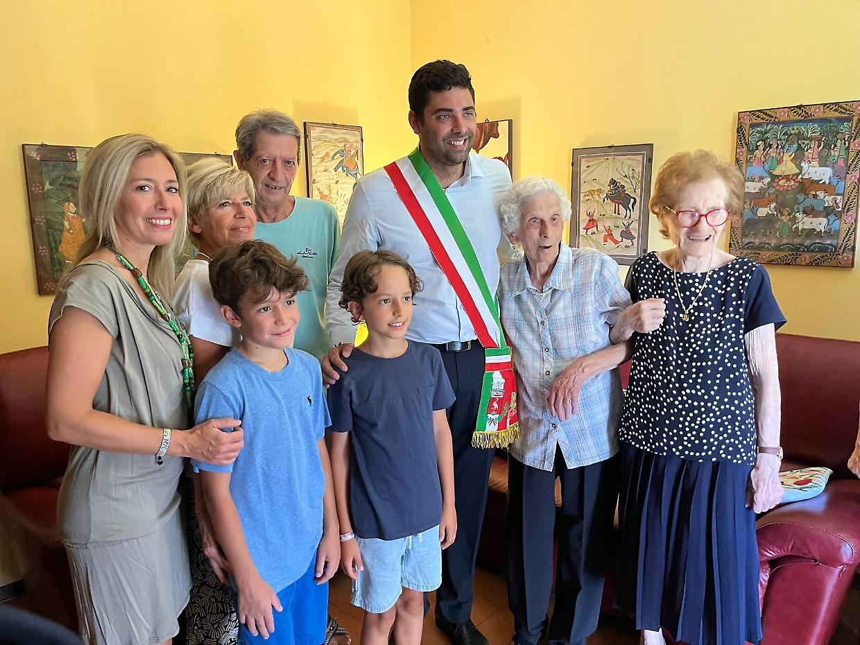Il sindaco festeggia una nuova centenaria: Nonna Nelda compie il secolo tra figli e pronipoti