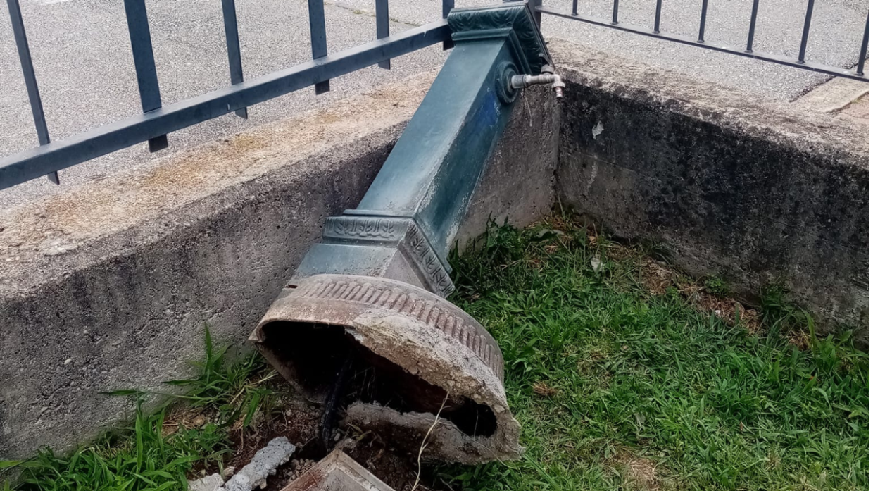 Vandali a Pianezza: distrutta una fontana e rovesciati bidoni dello sfalcio