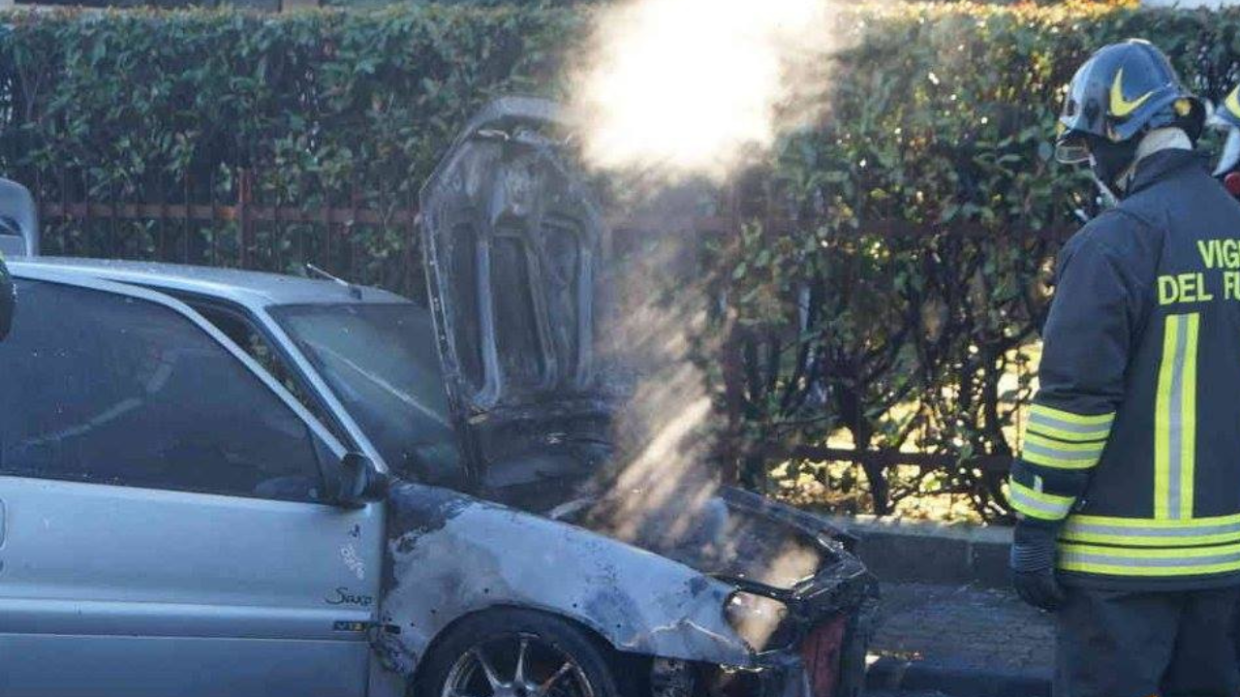Auto in fiamme a Castellamonte, salvo il conducente