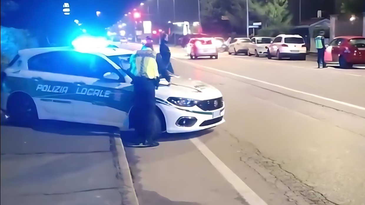 Torino, tassista abusivo offriva passaggi fuori da una discoteca: maxi sanzioni e veicolo sequestrato