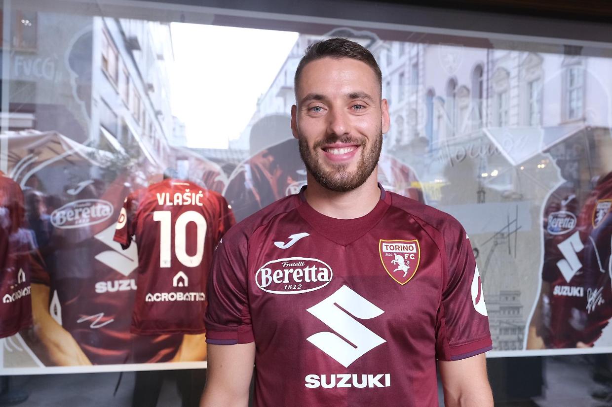 Nikola Vlasic con la nuova maglietta del Toro