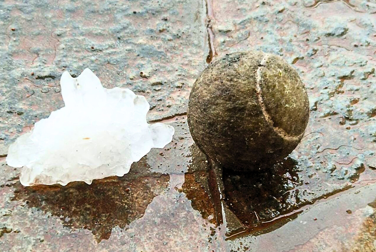 Un chicco di grandine caduto venerdì scorso su Torino: grande come una pallina da tennis