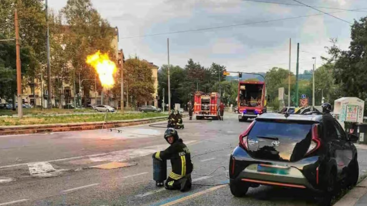 Intervento dei vigili del fuoco su una bombola di gpl abbandonata a Torino