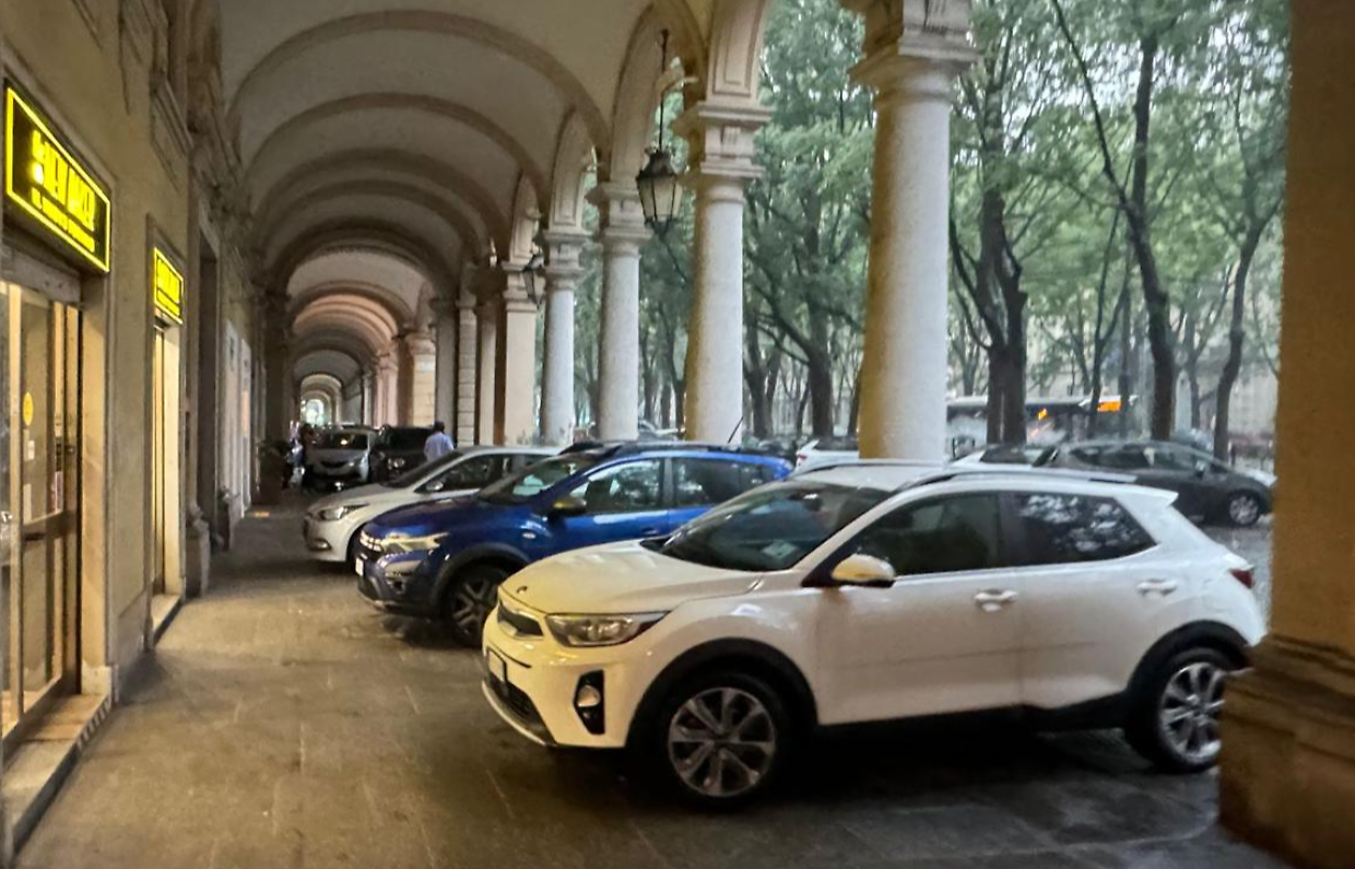 Grandina su Torino e in centro le automobili finiscono sotto i portici