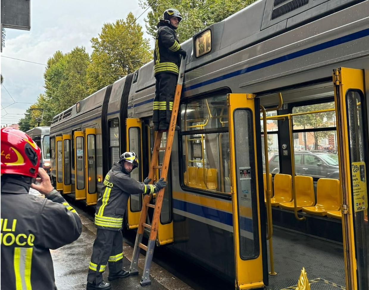 Maltempo: un fulmine colpisce un tram, paura a Torino