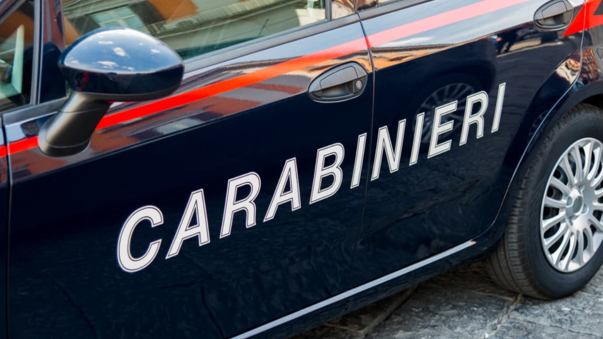 Tragedia sfiorata a Rivoli: donna cade dal balcone, è grave