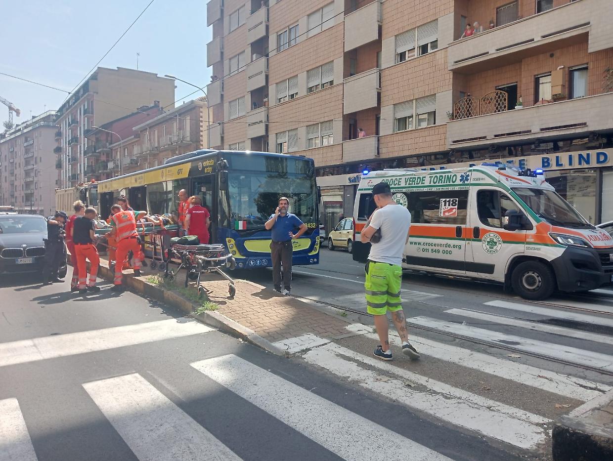 L'arrivo dei soccorsi dopo il tamponamento in via Monginevro