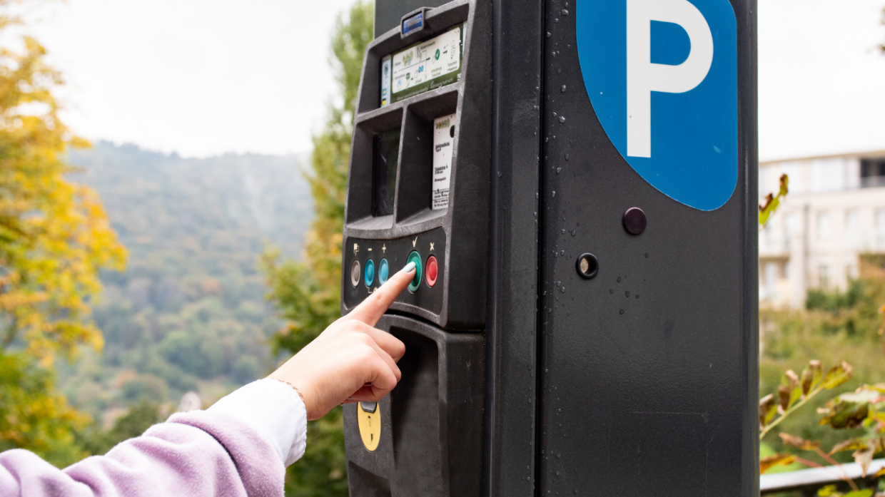 Orbassano, ausiliario della sosta preso a schiaffi da un utente che non aveva pagato il ticket del parcheggio