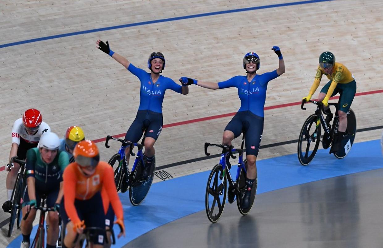 Chiara Consonni e Vittoria Guazzini, oro nell’Americana del ciclismo su pista (foto Twitter Italia Team)