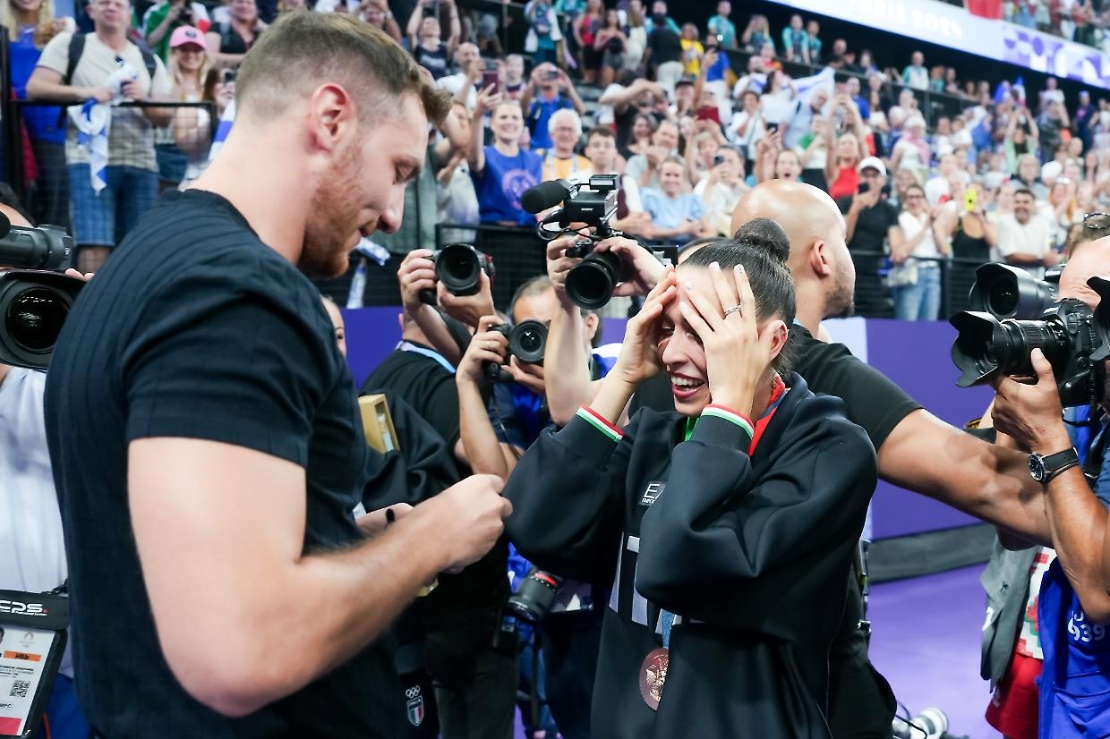 Massimo Bertelloni, il fidanzato di Alessia Maurelli, stupisce tutti porgendole l'anello subito dopo il terzo posto in finale nella ginnastica ritmica (Foto Team Italia Twitter)