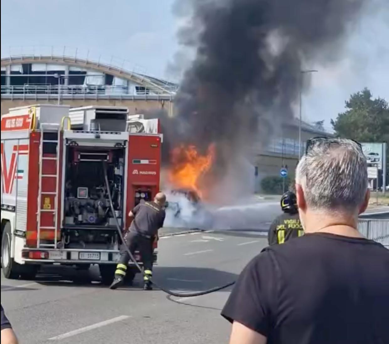 L'intervento dei vigili del fuoco in corso Marche