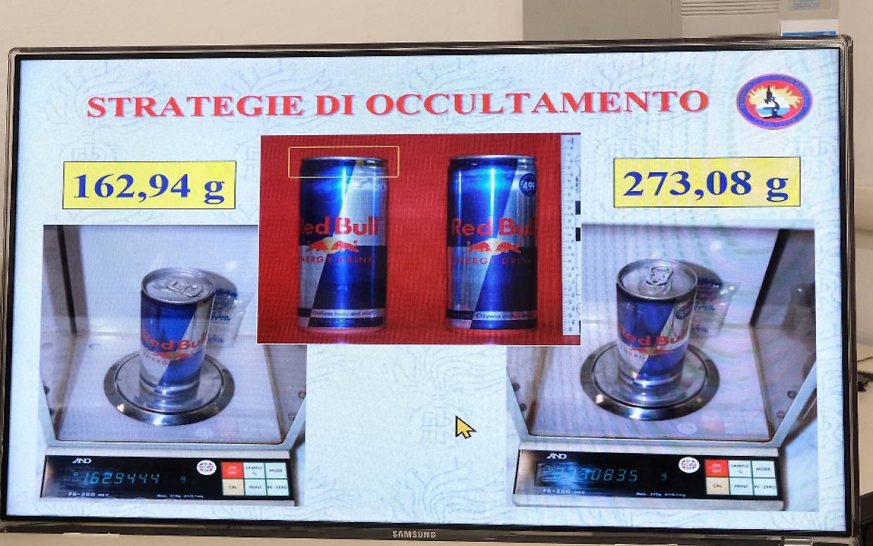 Ecco come vengono occultate le sostanze stupefacenti: nelle lattine di Red Bull
