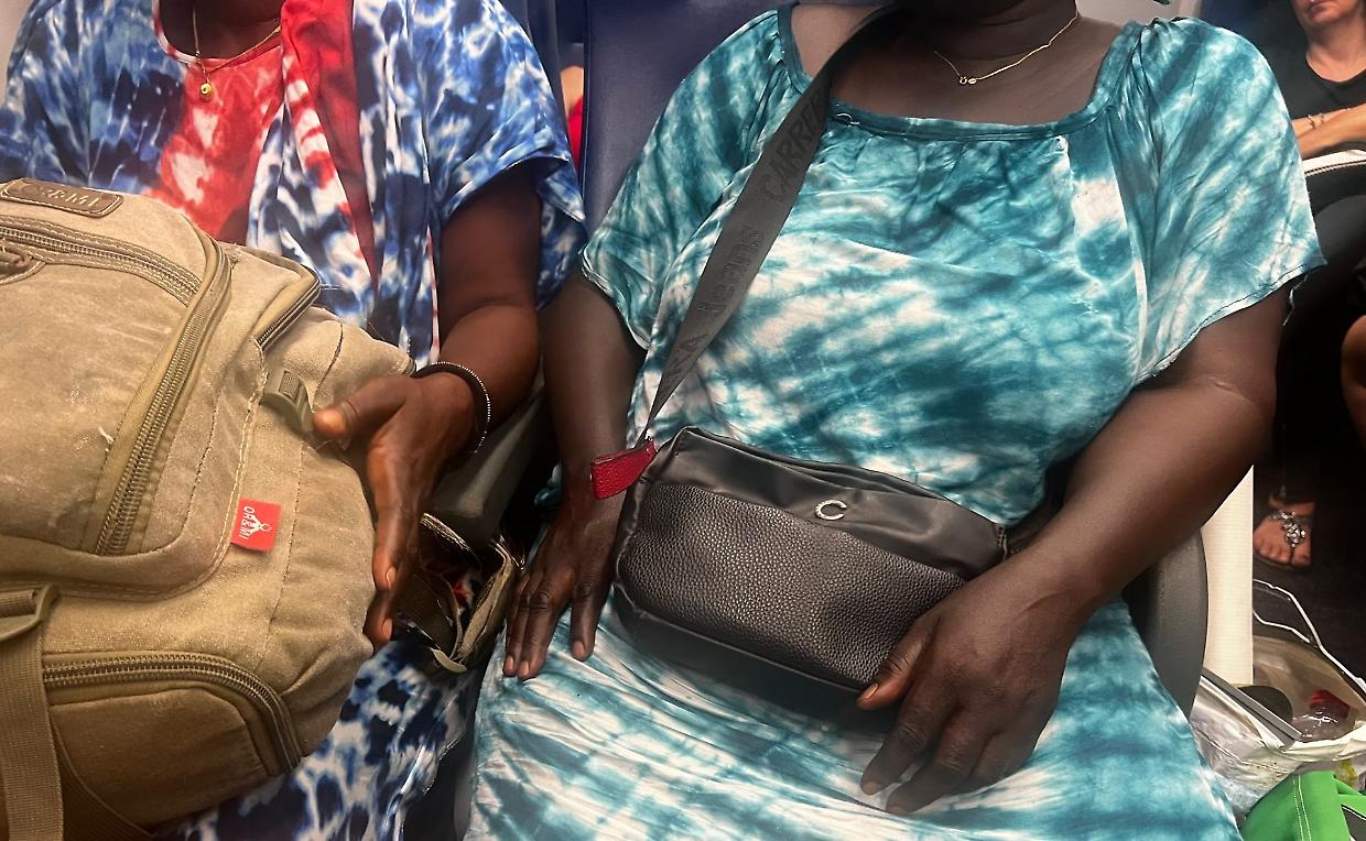 Aminata e Jaineba, senegalesi, partono da Porta Nuova per "sbarcare il lunario" in Riviera