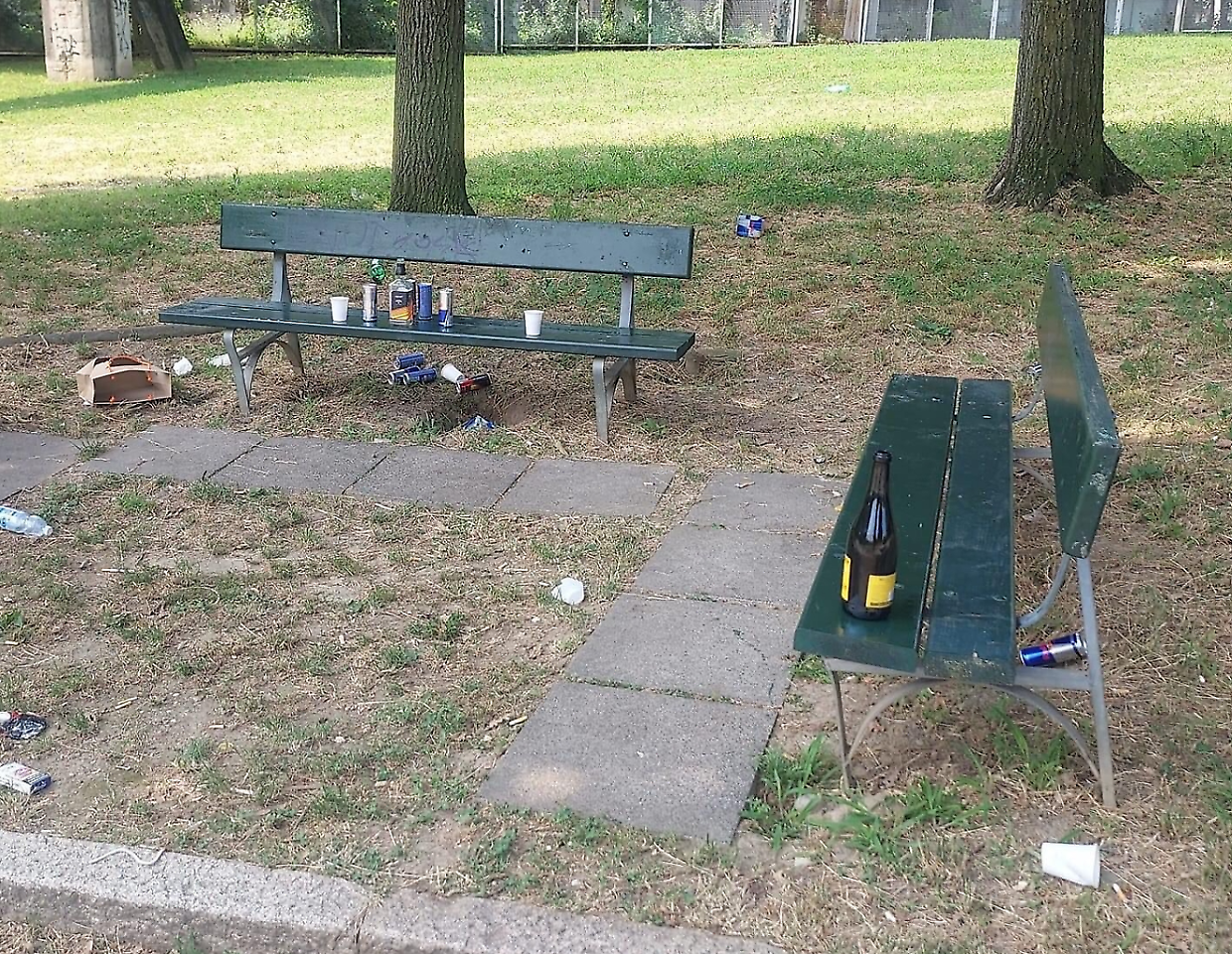 bivacco tra panchine e aiuole