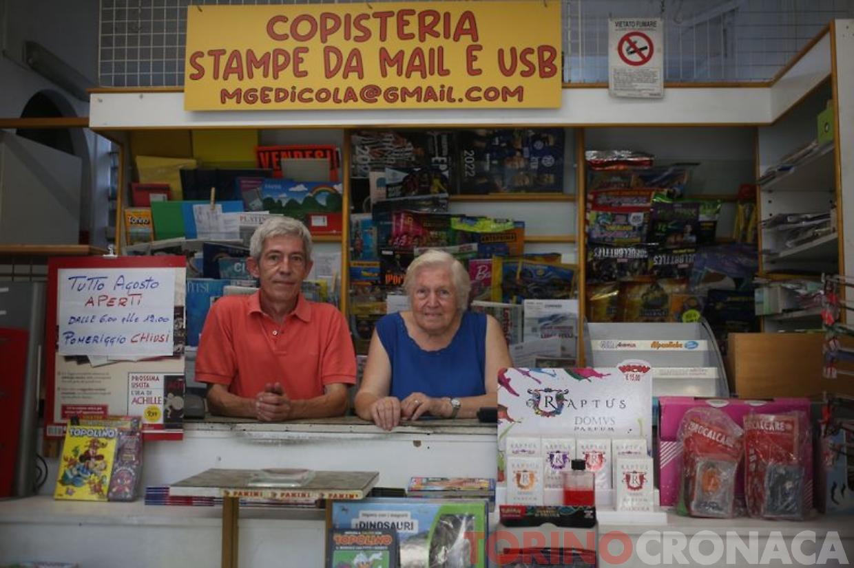 L'edicola che resiste a crisi e rapine "E teniamo aperto anche ad agosto"